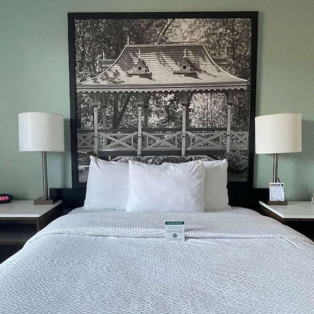 Super 8 By Wyndham Peterborough Hotel Bagian luar foto