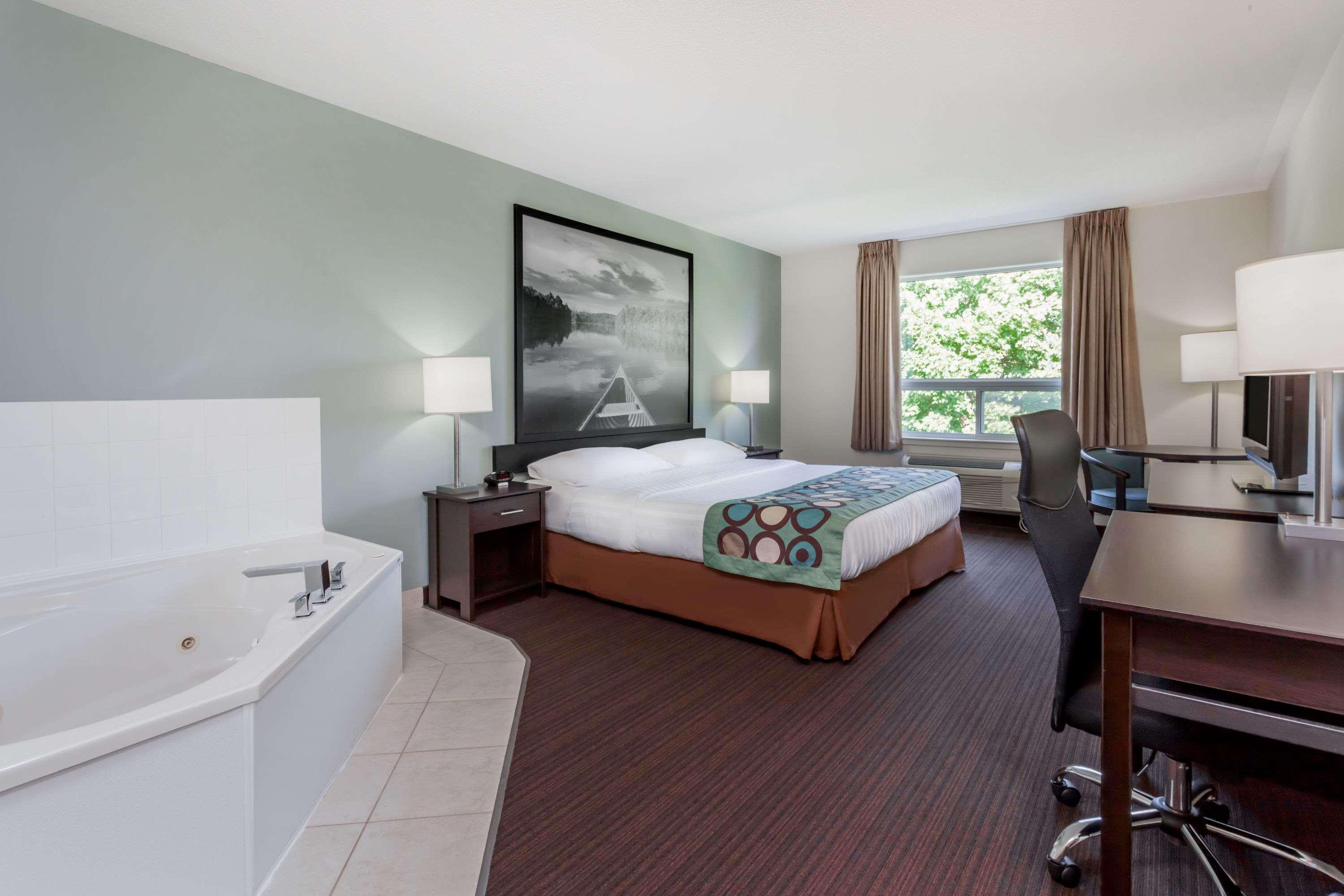 Super 8 By Wyndham Peterborough Hotel Bagian luar foto