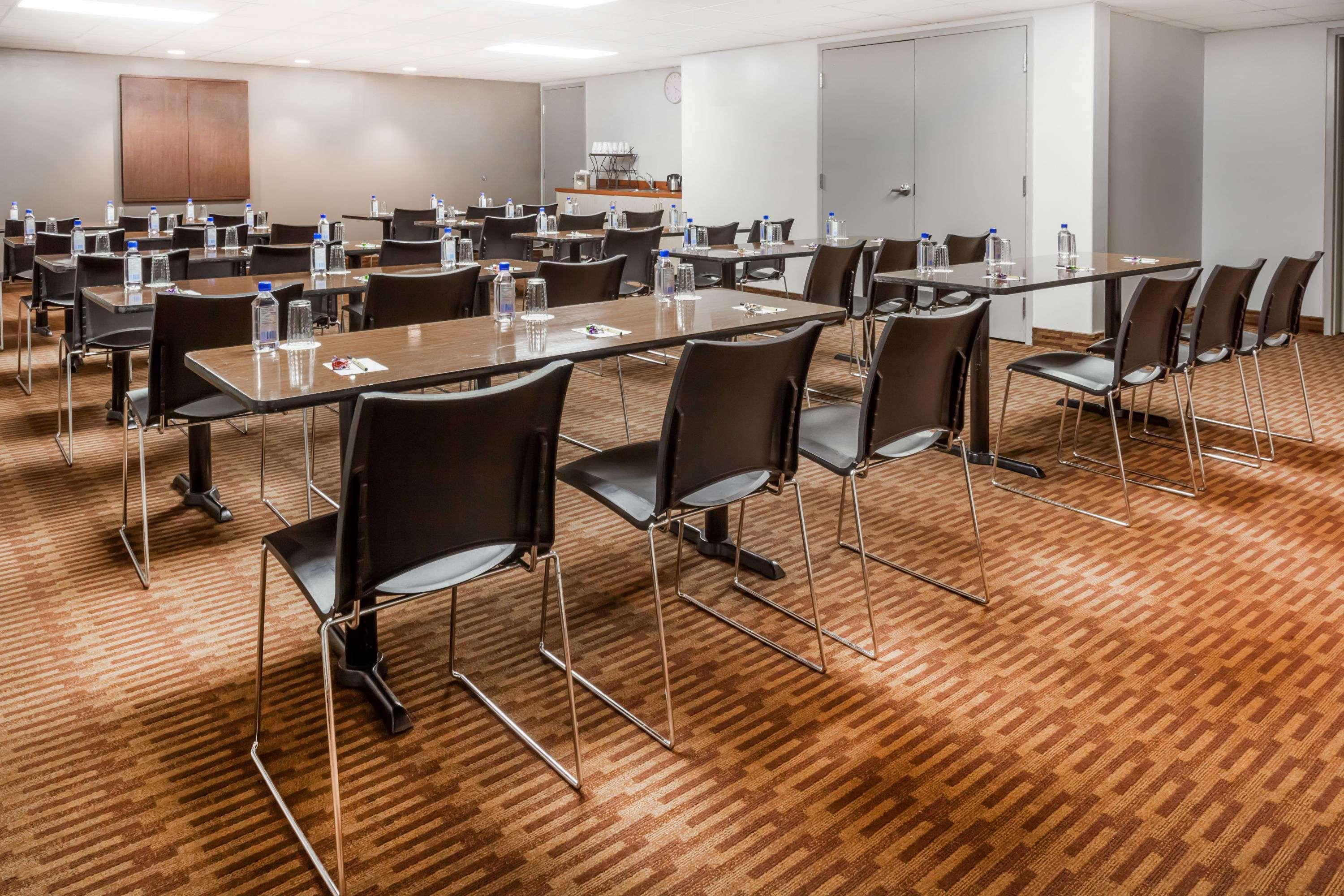 Super 8 By Wyndham Peterborough Hotel Bagian luar foto