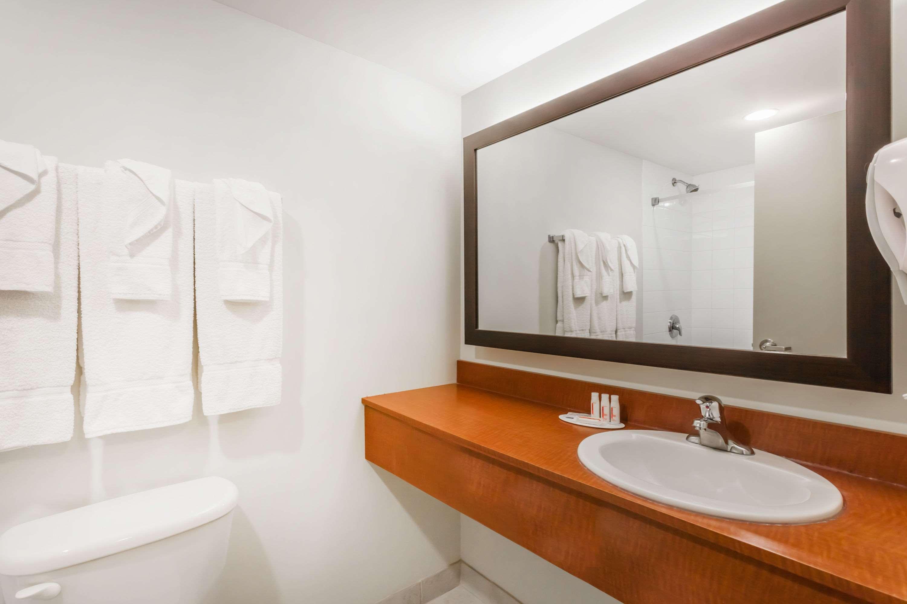 Super 8 By Wyndham Peterborough Hotel Bagian luar foto
