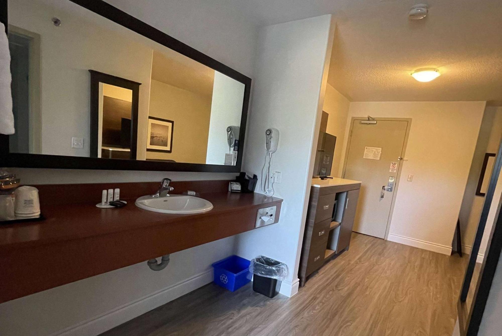 Super 8 By Wyndham Peterborough Hotel Bagian luar foto