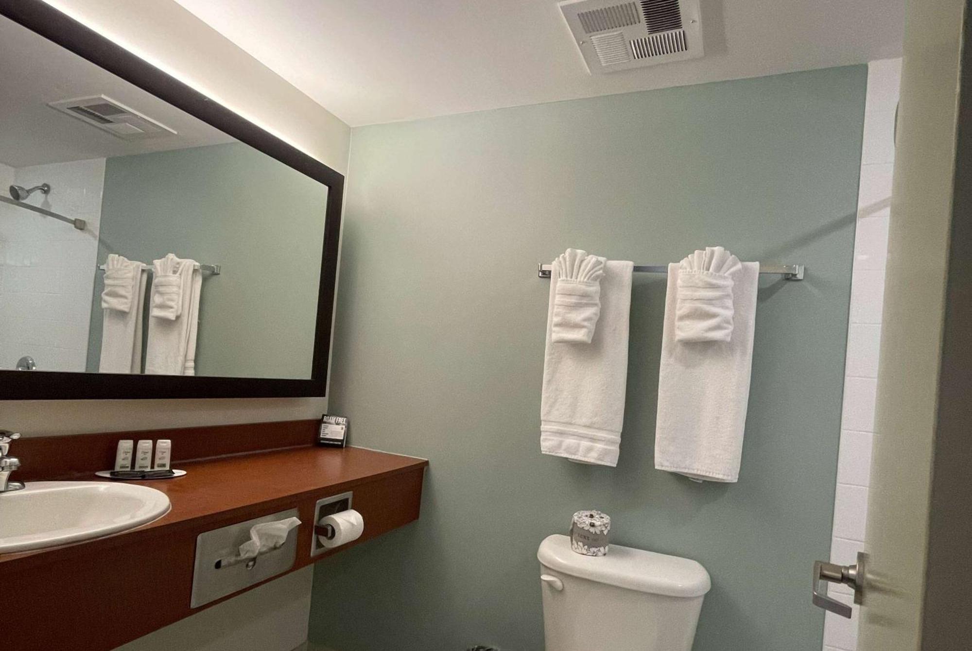 Super 8 By Wyndham Peterborough Hotel Bagian luar foto