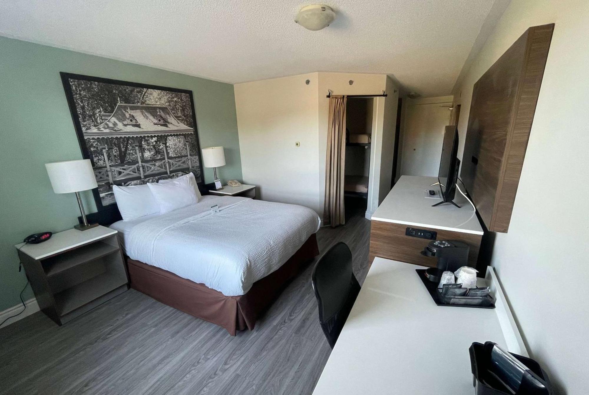 Super 8 By Wyndham Peterborough Hotel Bagian luar foto