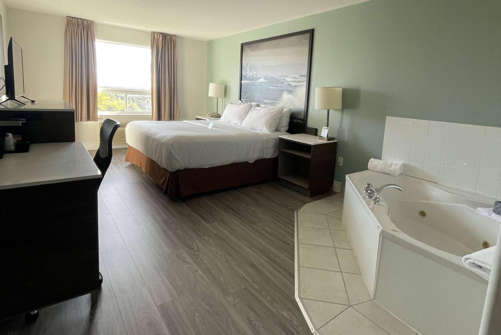 Super 8 By Wyndham Peterborough Hotel Bagian luar foto