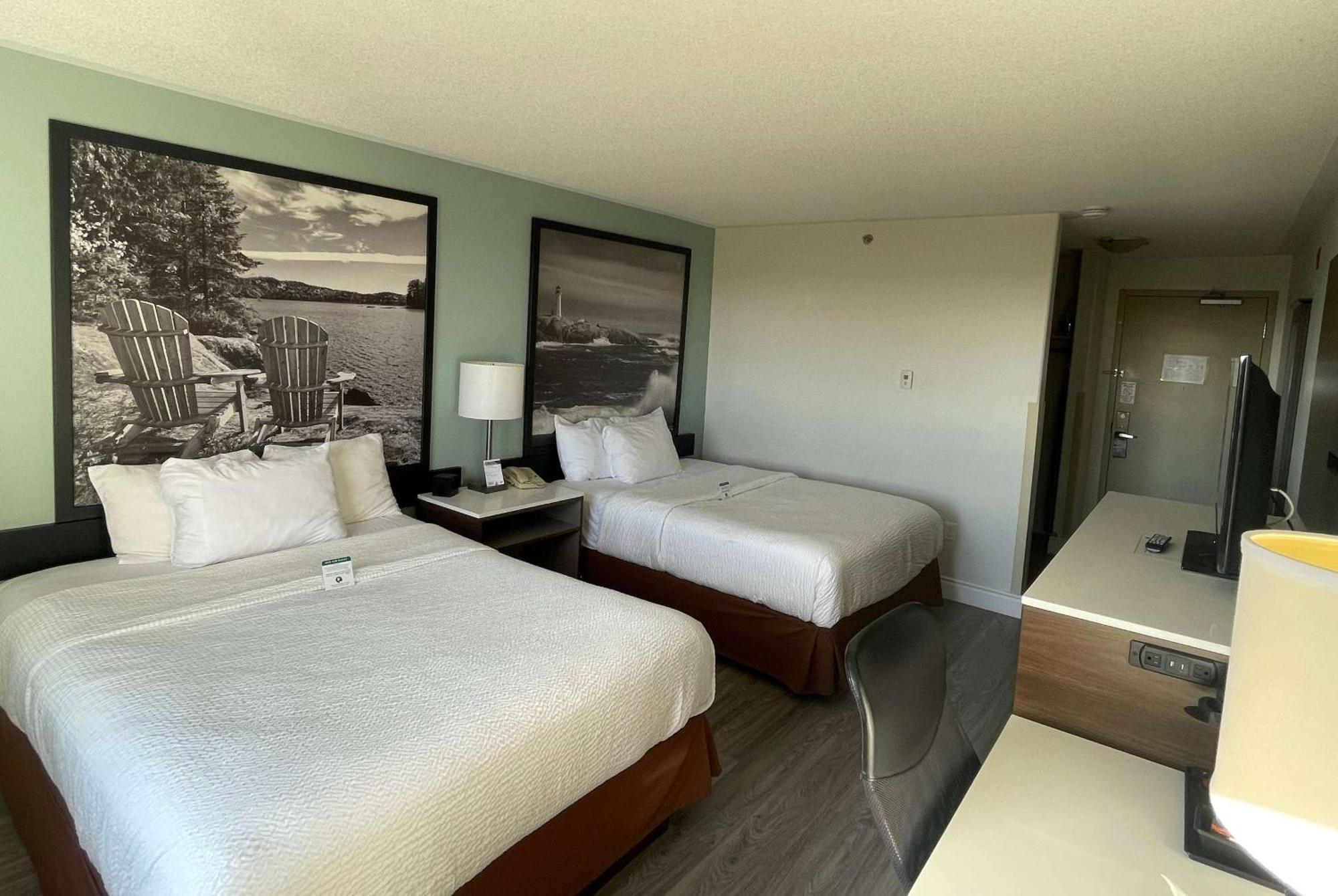 Super 8 By Wyndham Peterborough Hotel Bagian luar foto
