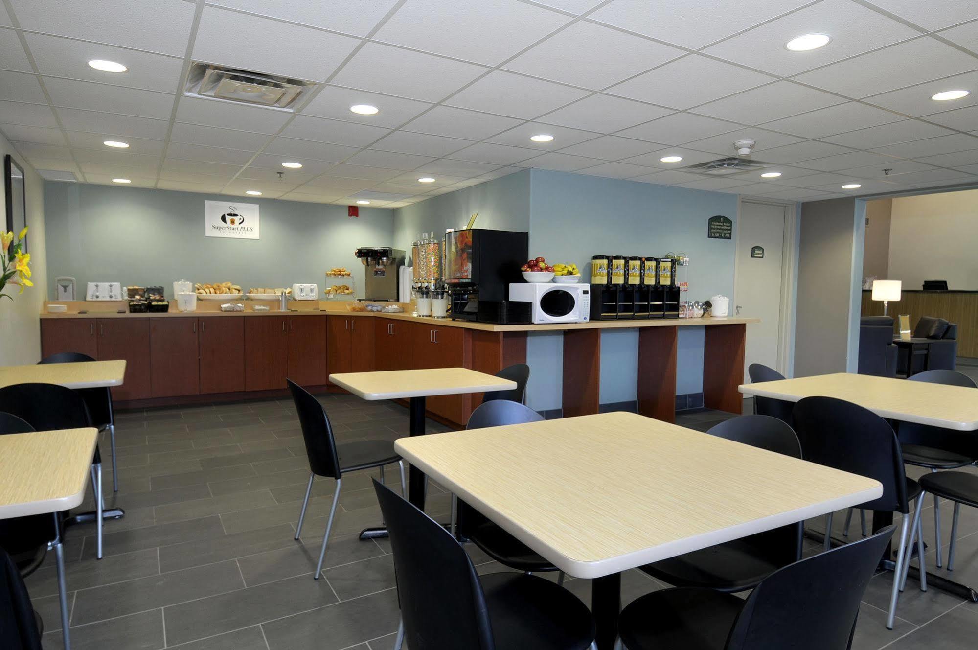 Super 8 By Wyndham Peterborough Hotel Restoran foto